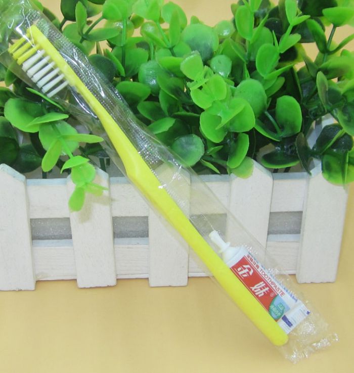 Одноразовая зубная щётка с тюбиком зубной пасты на четыре чистки в упаковке. Подробно www.0966304669.com Zooble.com.ua