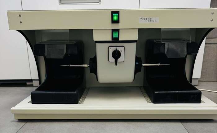 Полірувальна установка Wagner Dental,досить добротний стан ,полірувальний двигун працює справно та тихо,виробник -Німечч Zooble.com.ua