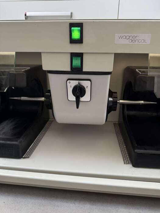 Полірувальна установка Wagner Dental,досить добротний стан ,полірувальний двигун працює справно та тихо,виробник -Німечч Zooble.com.ua