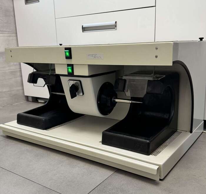 Полірувальна установка Wagner Dental,досить добротний стан ,полірувальний двигун працює справно та тихо,виробник -Німечч Zooble.com.ua