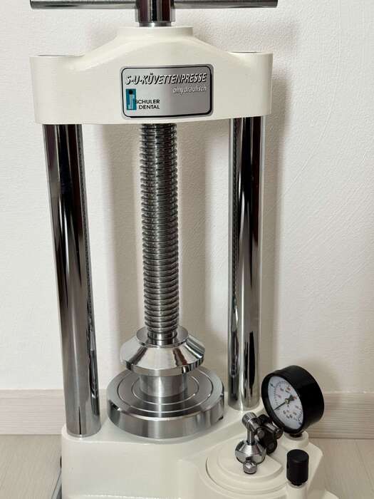 Продамнекористований гідравлічний прес . Стан нового,виробник-Німеччина Zooble.com.ua