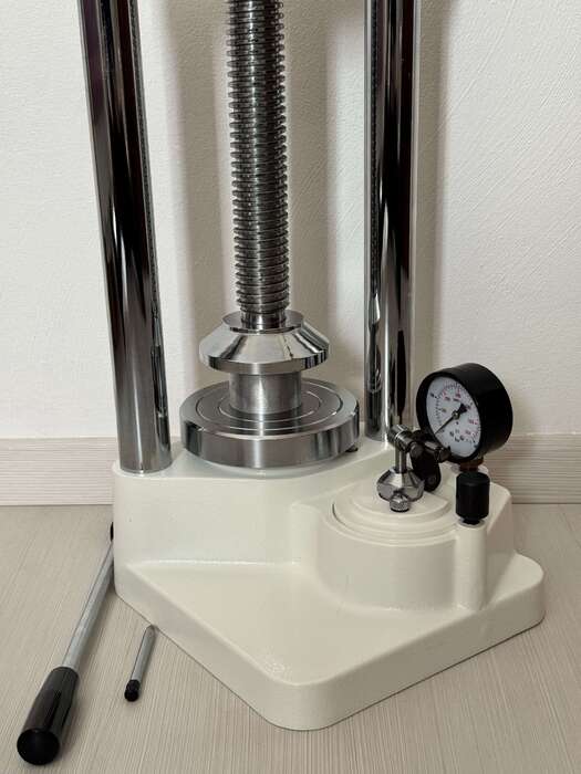 Продамнекористований гідравлічний прес . Стан нового,виробник-Німеччина Zooble.com.ua