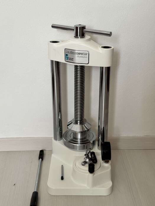 Продамнекористований гідравлічний прес . Стан нового,виробник-Німеччина Zooble.com.ua