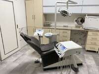 Стоматологічна установка Sirona C4+ Оснащена системою чистої води Блок лікаря: Турбінний вихід 2 мікромотори Скелер Zooble.com.ua