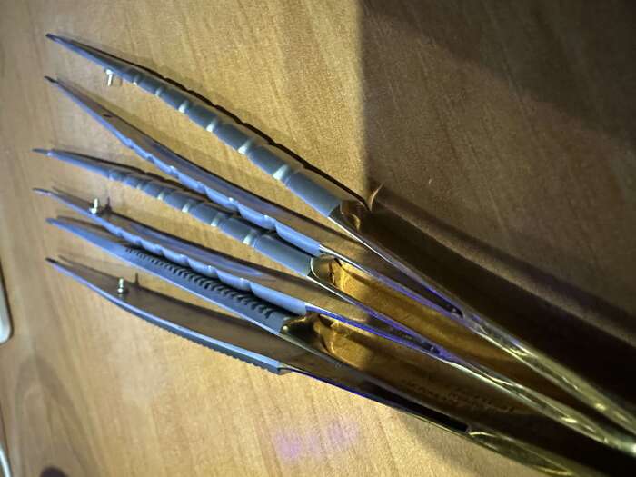 Акційні ціни на комплекти інструментів для ушиття ! Наприклад ножиці прямі та вигнуті 16см 1650грн, тримач+ножиці 2300 Zooble.com.ua