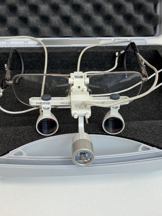 Бинокулярная лупа Heine на очковой оправе с подсветкой и регулируемым межзрачковым расстоянием. Zooble.com.ua