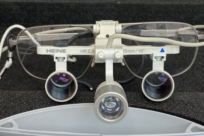 Бинокулярная лупа Heine на очковой оправе с подсветкой и регулируемым межзрачковым расстоянием. Zooble.com.ua