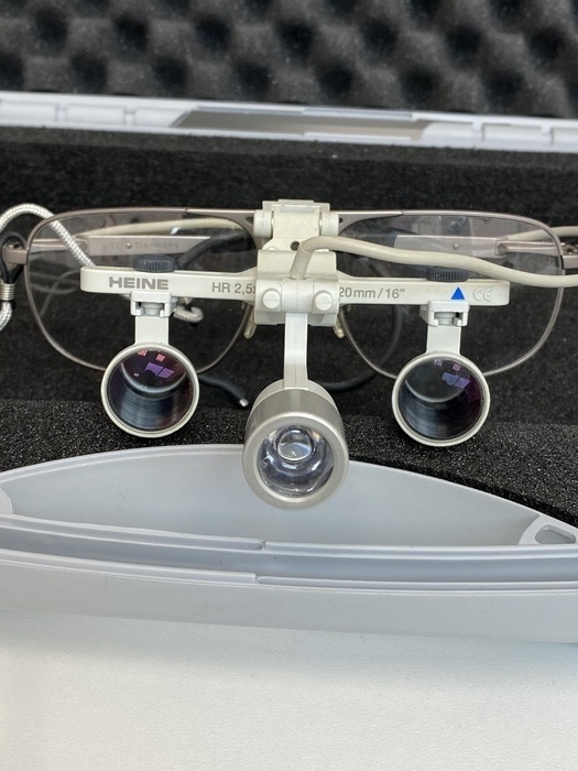 Бинокулярная лупа Heine на очковой оправе с подсветкой и регулируемым межзрачковым расстоянием. Zooble.com.ua