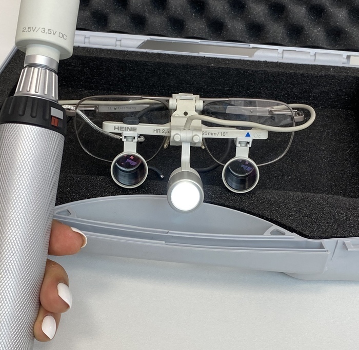Бинокулярная лупа Heine на очковой оправе с подсветкой и регулируемым межзрачковым расстоянием. Zooble.com.ua