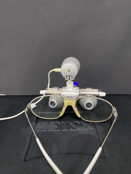 Бінокулярні лупи від Сarl Zeiss Збільшення - 2,5х Фокусна відстань - 450 З освітлювачем В комплекті : кейс, зарядне Zooble.com.ua