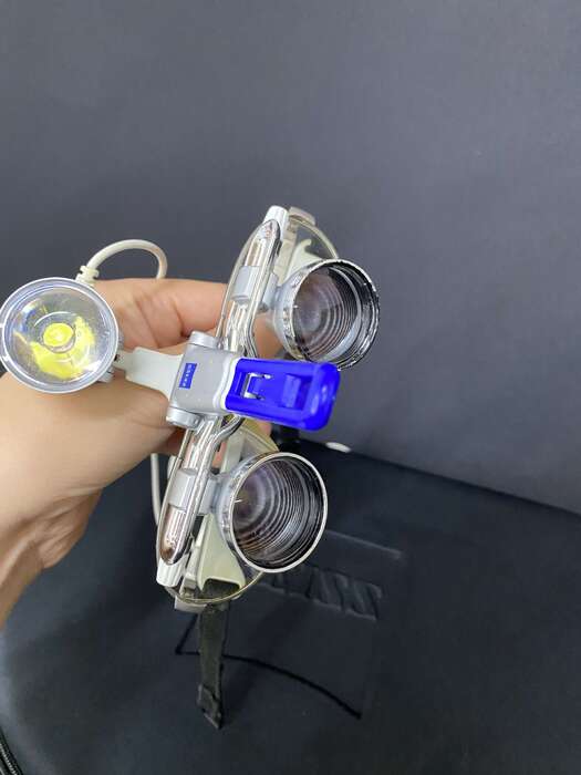 Бінокулярні лупи від Сarl Zeiss Збільшення - 2,5х Фокусна відстань - 450 З освітлювачем В комплекті : кейс, зарядне Zooble.com.ua