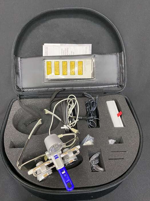 Бінокулярні лупи від Сarl Zeiss Збільшення - 2,5х Фокусна відстань - 450 З освітлювачем В комплекті : кейс, зарядне Zooble.com.ua