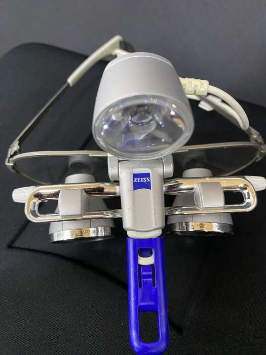 Бінокулярні лупи від Сarl Zeiss Збільшення - 2,5х Фокусна відстань - 450 З освітлювачем В комплекті : кейс, зарядне Zooble.com.ua