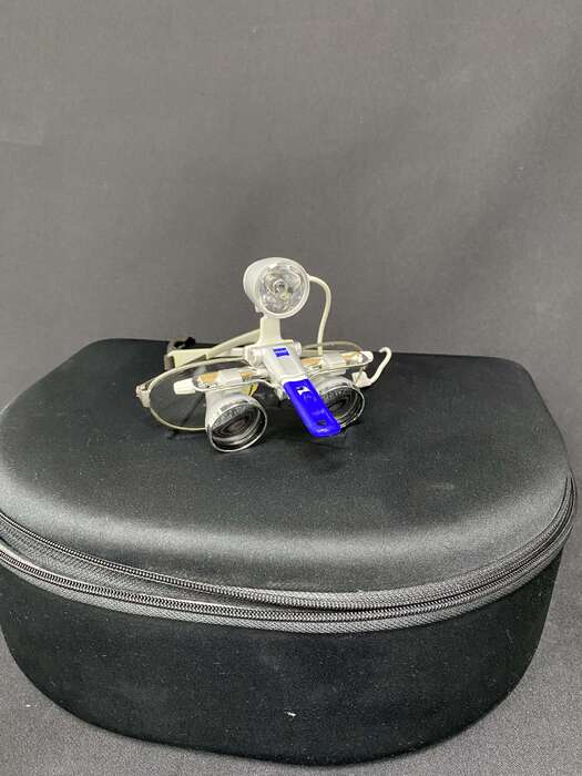 Бінокулярні лупи від Сarl Zeiss Збільшення - 2,5х Фокусна відстань - 450 З освітлювачем В комплекті : кейс, зарядне Zooble.com.ua