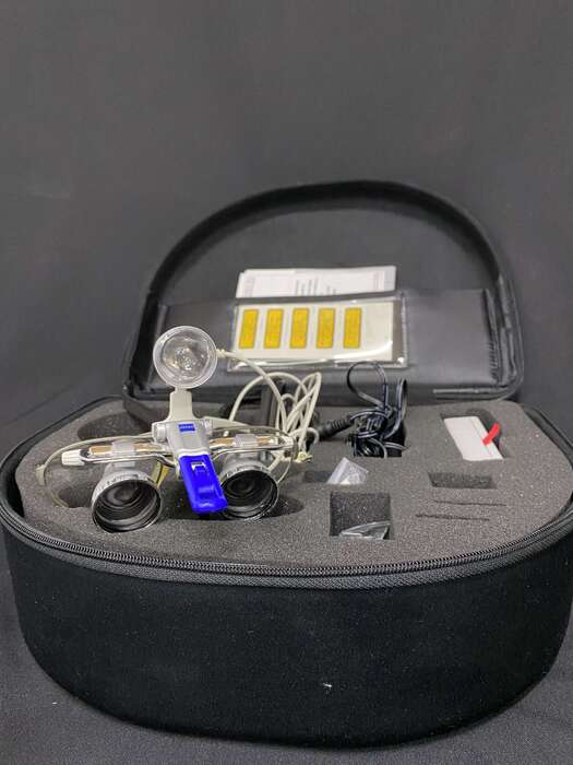 Бінокулярні лупи від Сarl Zeiss Збільшення - 2,5х Фокусна відстань - 450 З освітлювачем В комплекті : кейс, зарядне Zooble.com.ua