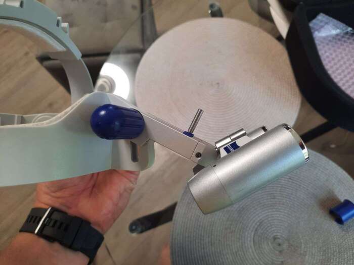 Бинокуляры Zeiss на шлеме. Увеличение 4х, фокусное расстояние 50 см. Состояние отличное. Фирменный кейс. Zooble.com.ua