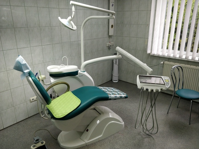 Cтоматологічна установка Chiromega .Все в робочому стані.Є варіант з оранжевою обшивкою комплектація одинакова Zooble.com.ua