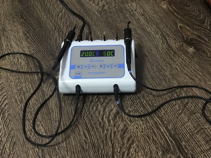 Електрошпатель зуботехнічний Denstar DS-11ON. Має дві ручки та 6 змінних насадок для роботи 2 зубних техніків одночасно Zooble.com.ua