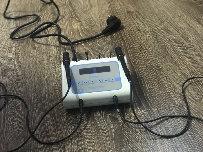 Електрошпатель зуботехнічний Denstar DS-11ON. Має дві ручки та 6 змінних насадок для роботи 2 зубних техніків одночасно Zooble.com.ua