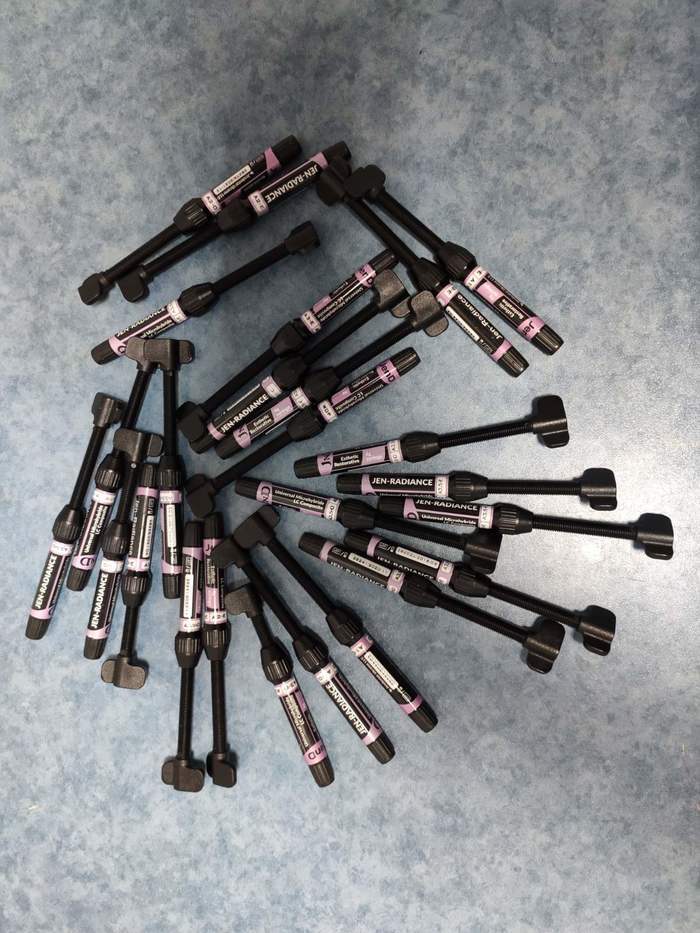 Фотополимер Jen Radiance. Шприцы по 4 грамма. Производитель: JenDental. Zooble.com.ua