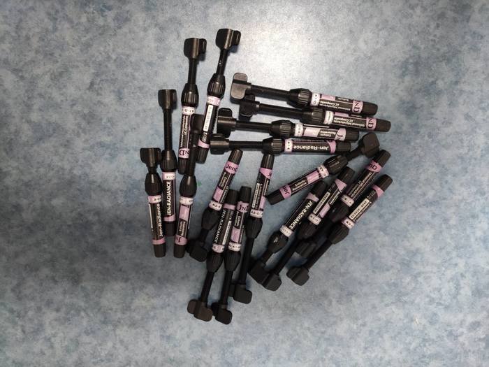 Фотополимер Jen Radiance. Шприцы по 4 грамма. Производитель: JenDental. Zooble.com.ua