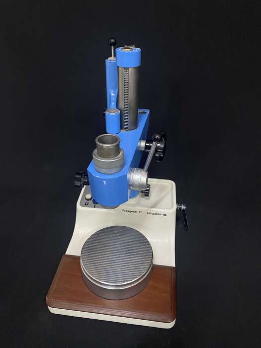 Фрезерний зуботехнічний верстат DEGUSSA F1 Без наконечників В комплекті все що на фото Ціна - 750€ Zooble.com.ua