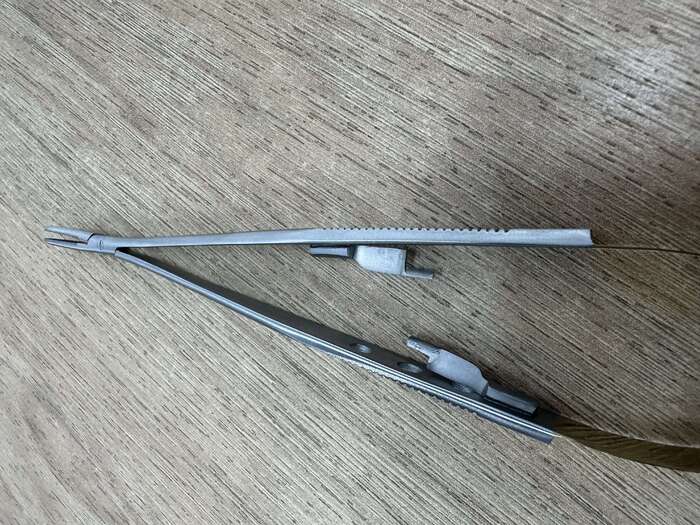 Голкотримач вигнутий плоска ручка , гарний замок! Пакистан виробник Zooble.com.ua