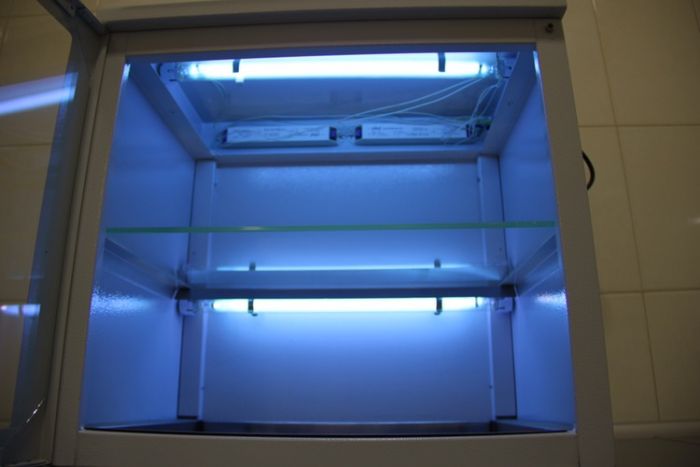 Камера бактерицидная для хранения стерильных изделий. 2 УФ-лампы, 2 полки. Вмещается 12 прямоугольных лотков Zooble.com.ua
