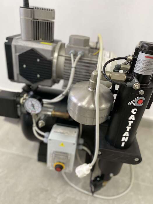 Компресор CATTANI Об єм бака - 30 л З осушувачем З одним циліндром Підключення 220В Стан - відмінний Ціна - 800€ Zooble.com.ua