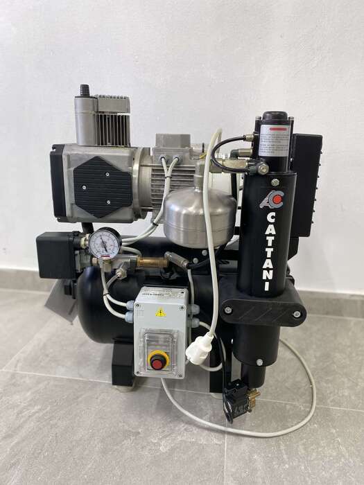 Компресор CATTANI Об єм бака - 30 л З осушувачем З одним циліндром Підключення 220В Стан - відмінний Ціна - 800€ Zooble.com.ua
