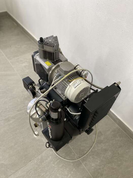 Компресор CATTANI Об єм бака - 30 л З осушувачем З одним циліндром Підключення 220В Стан - відмінний Ціна - 800€ Zooble.com.ua