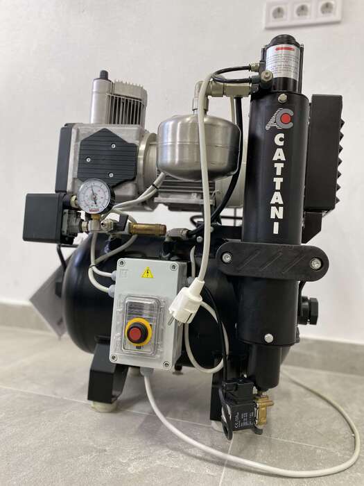 Компресор CATTANI Об єм бака - 30 л З осушувачем З одним циліндром Підключення 220В Стан - відмінний Ціна - 800€ Zooble.com.ua