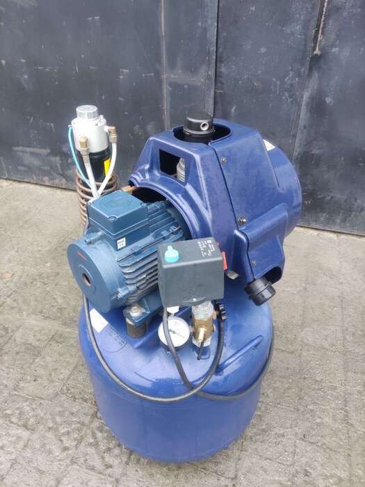 Компресор Durr Dental,3 циліндри,ресівер на 75 л. з осушувачем повітря.Потужний,на 4 установки.Привезений з Німеччини. Zooble.com.ua