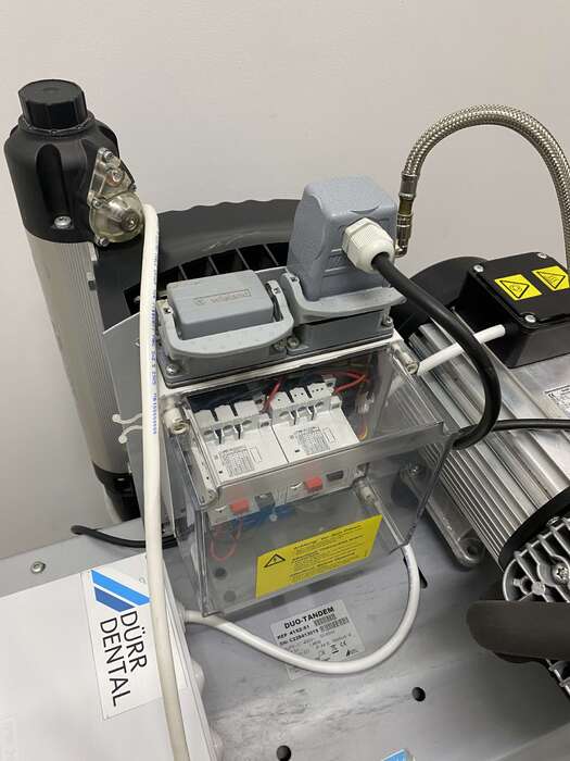 Компресор Durr Dental Duo- Tandem З мембранним осушувачем і радіатором охолодження Циліндри - 2 Об єм бака - 50 л Zooble.com.ua