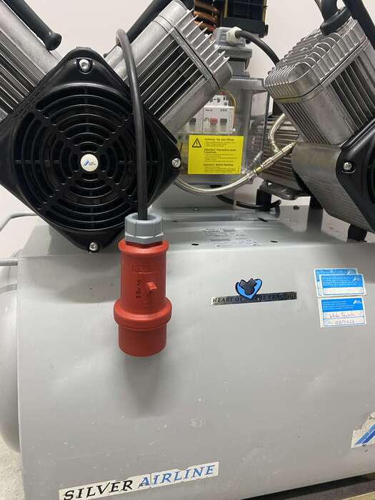 Компресор Durr Dental З двома моторами , 4 циліндри З осушувачем Об єм бака - 50 л Підключення 380В Гарантія - 3 місяц Zooble.com.ua