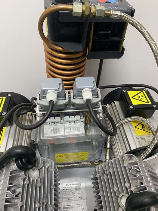 Компресор Durr Dental З двома моторами , 4 циліндри З осушувачем Об єм бака - 50 л Підключення 380В Гарантія - 3 місяц Zooble.com.ua