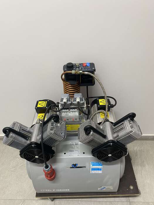 Компресор Durr Dental З двома моторами , 4 циліндри З осушувачем Об єм бака - 50 л Підключення 380В Гарантія - 3 місяц Zooble.com.ua