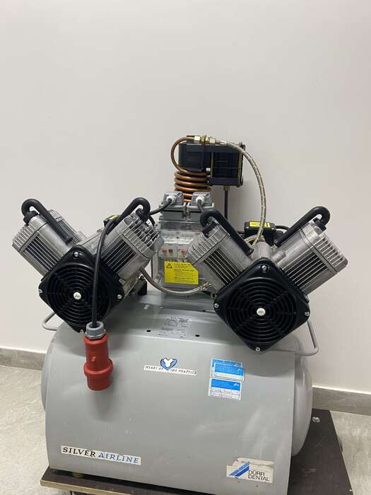 Компресор Durr Dental З двома моторами , 4 циліндри З осушувачем Об єм бака - 50 л Підключення 380В Гарантія - 3 місяц Zooble.com.ua