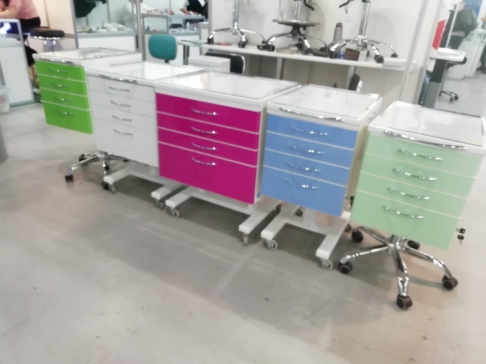 Медицинские столики с доводчикими. Широкий выбор стульев, расцветок. Изготовление мед мебели под заказ. Т/w 0984929011 Zooble.com.ua