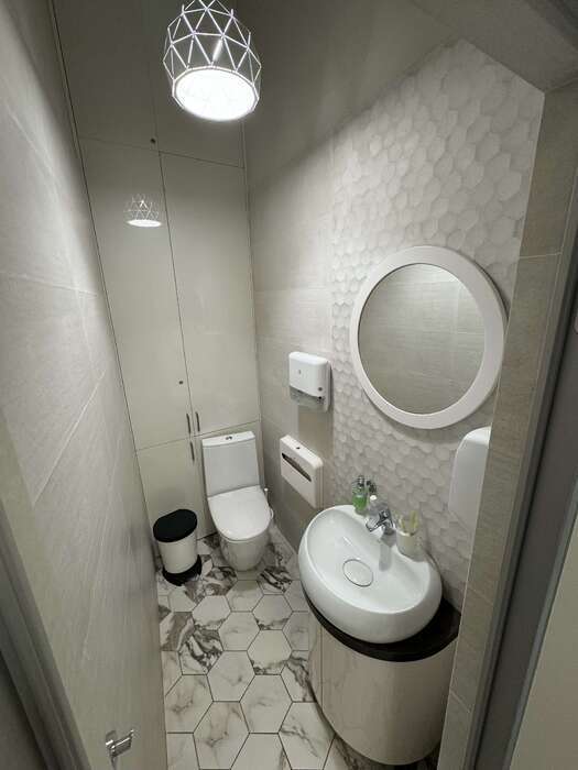 На 1 крісло. Київ, Печерський. Власне приміщ.: холл, кабінет, стериліз, wc, кімн. відпоч. З обладн. 2023р.в. Або оренда Zooble.com.ua