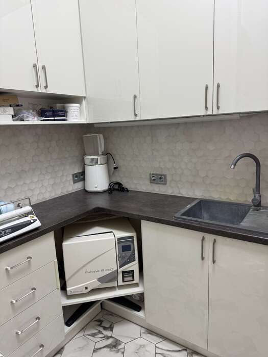 На 1 крісло. Київ, Печерський. Власне приміщ.: холл, кабінет, стериліз, wc, кімн. відпоч. З обладн. 2023р.в. Або оренда Zooble.com.ua