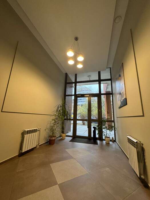 На 1 крісло. Київ, Печерський. Власне приміщення. холл, кабінет, стериліз-а, wc, кімн. відпоч. З обладн. 2023р.в. Zooble.com.ua