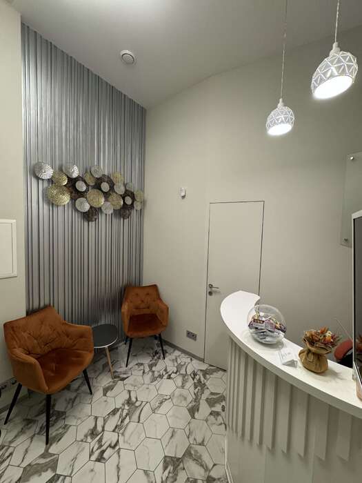 На 1 крісло. Київ, Печерський. Власне приміщення. холл, кабінет, стериліз-а, wc, кімн. відпоч. З обладн. 2023р.в. Zooble.com.ua