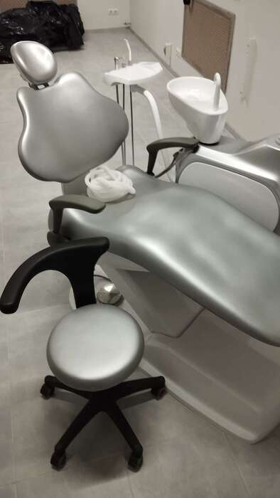 Нова Стоматологічна установка Ajax J10 Був монтаж і демонтаж. В експлуатації не була.В наявності всі документи+стілець. Zooble.com.ua
