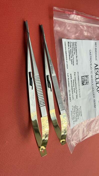 Нові V. Mueller CASTROVIEJO TC 18см Ціна 155€ AESCULAP CASTROVIEJO TC 18см Ціна 150€ Ціна за комплект! 260€ ! Акція !!! Zooble.com.ua