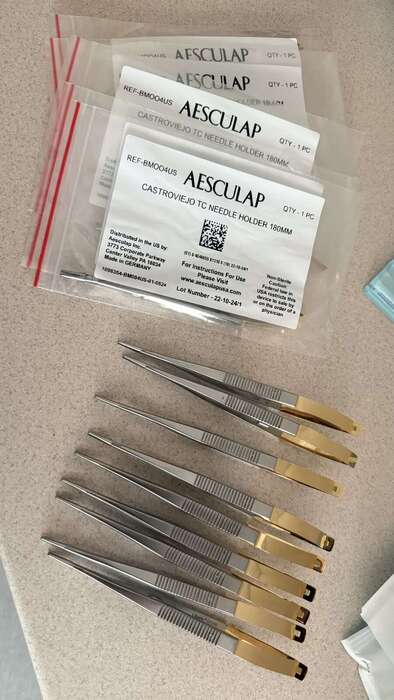 Нові V. Mueller CASTROVIEJO TC 18см Ціна 155€ AESCULAP CASTROVIEJO TC 18см Ціна 150€ Ціна за комплект! 260€ ! Акція !!! Zooble.com.ua