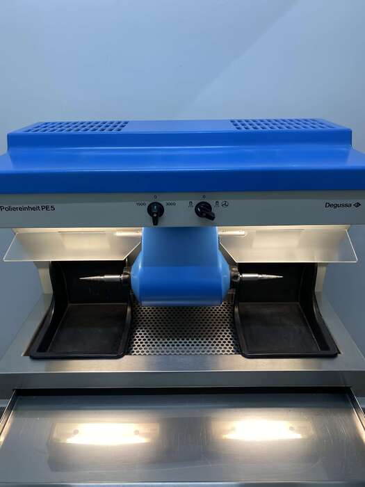 Полірувальна установка Degussa Poliereinheit PE5 Обладнаний вбудованим освітленням та системою витяжки (пилососом) Zooble.com.ua