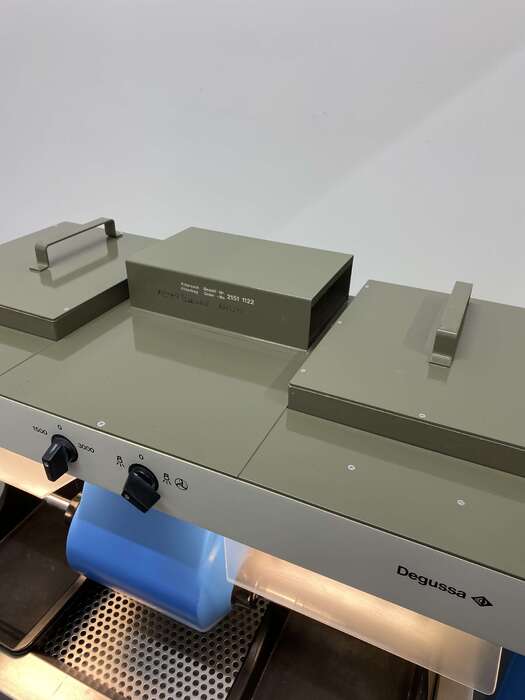 Полірувальна установка Degussa Poliereinheit PE5 Обладнаний вбудованим освітленням та системою витяжки (пилососом) Zooble.com.ua