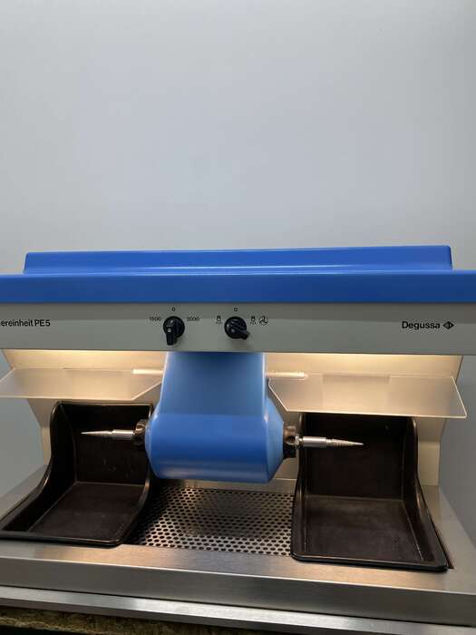 Полірувальна установка Degussa Poliereinheit PE5 Обладнаний вбудованим освітленням та системою витяжки (пилососом) Zooble.com.ua