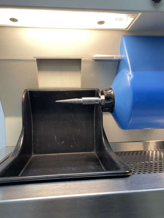 Полірувальна установка Degussa Poliereinheit PE5 Обладнаний вбудованим освітленням та системою витяжки (пилососом) Zooble.com.ua